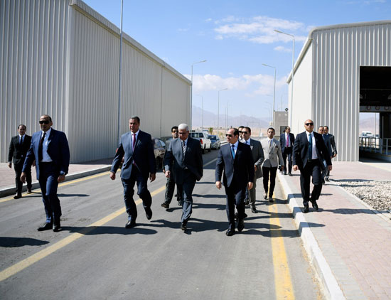 السيسى يتفقد نقاط التفتيش وفحص السيارات (6)