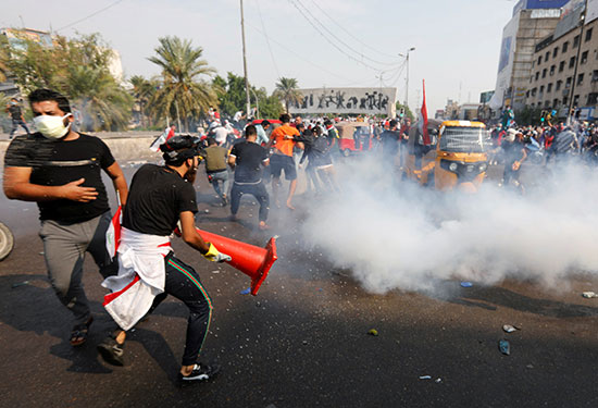قنابل الغاز المسيل للدموع لتفريق المحتجين فى بغداد