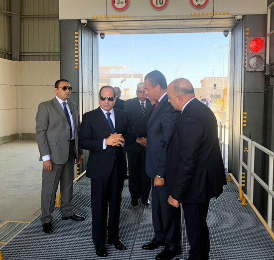 السيسى يتفقد نقاط التفتيش وفحص السيارات (8)