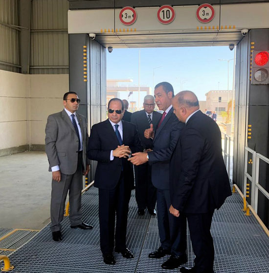 السيسى يتفقد نقاط التفتيش وفحص السيارات (11)