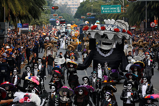 مسيرات فى المكسيك احتفالا بيوم الموتى
