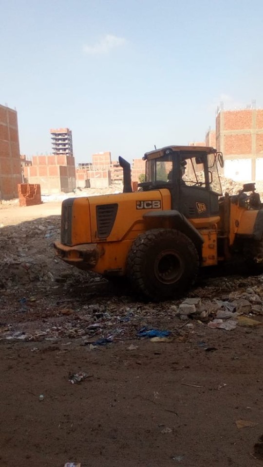 بدء أعمال رفع القمامة والمخلفات بشارع 8 بحى غرب مدينة المنيا (3)