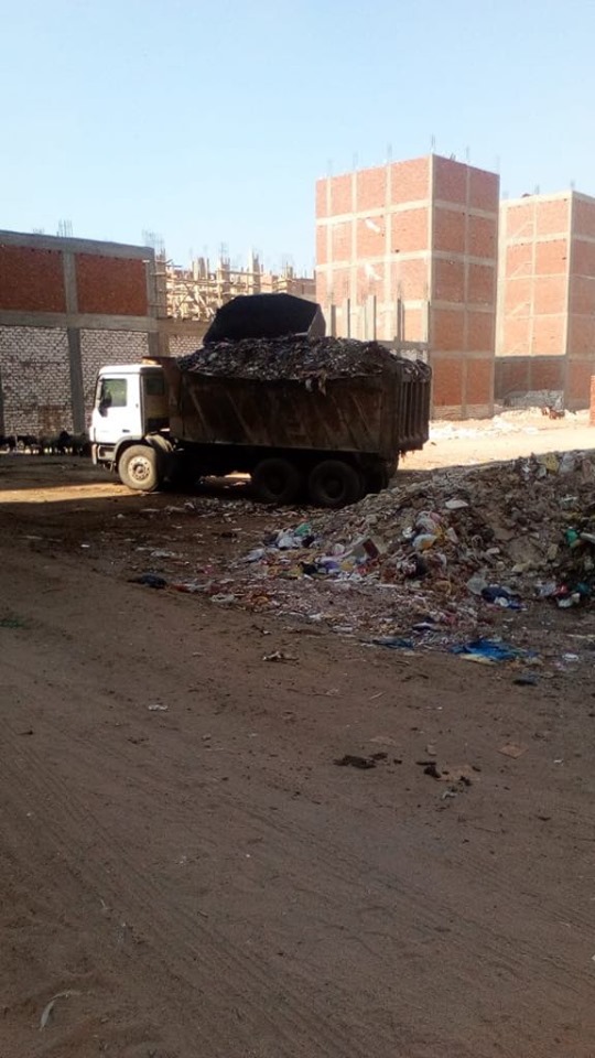 بدء أعمال رفع القمامة والمخلفات بشارع 8 بحى غرب مدينة المنيا (1)