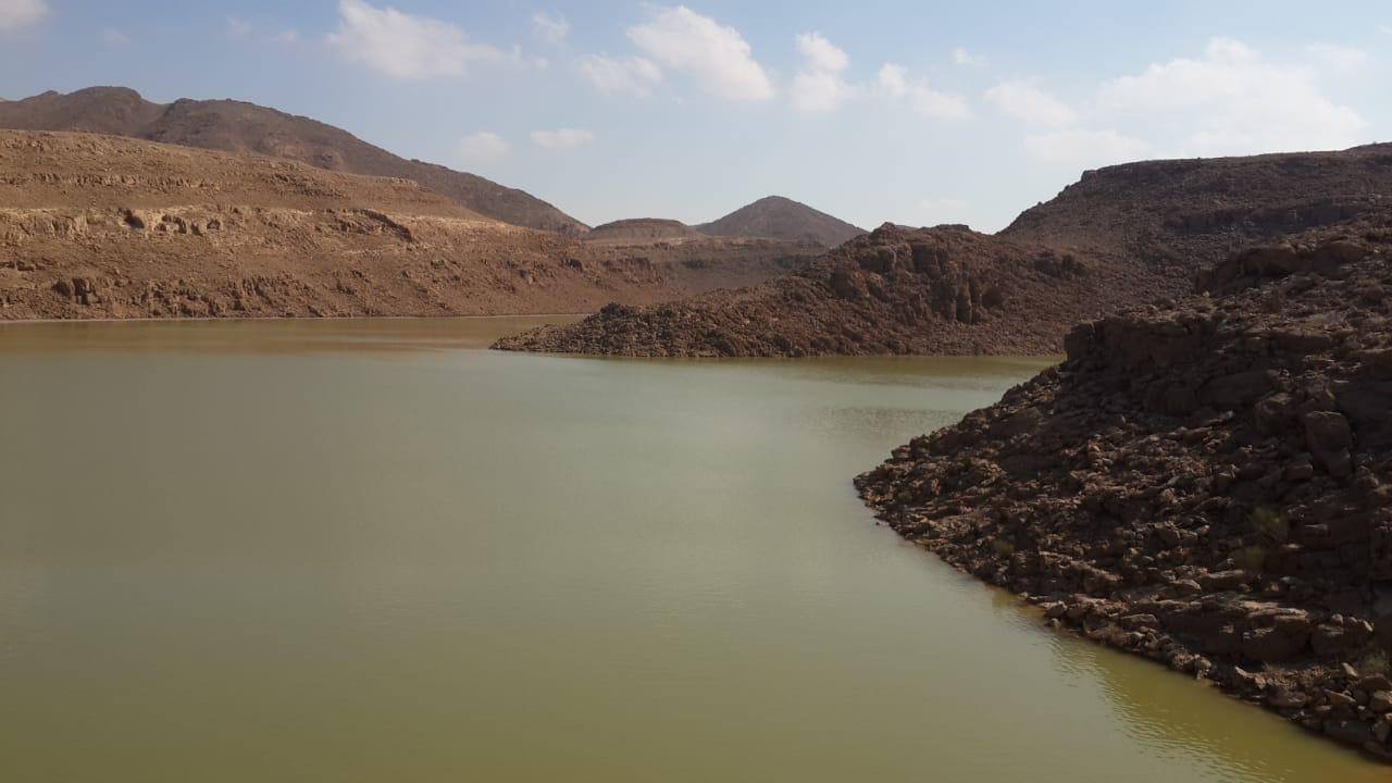 حصاد مليون متر مكعب من مياه السيول فى بحيرة سد الكرم بوسط سيناء (3)
