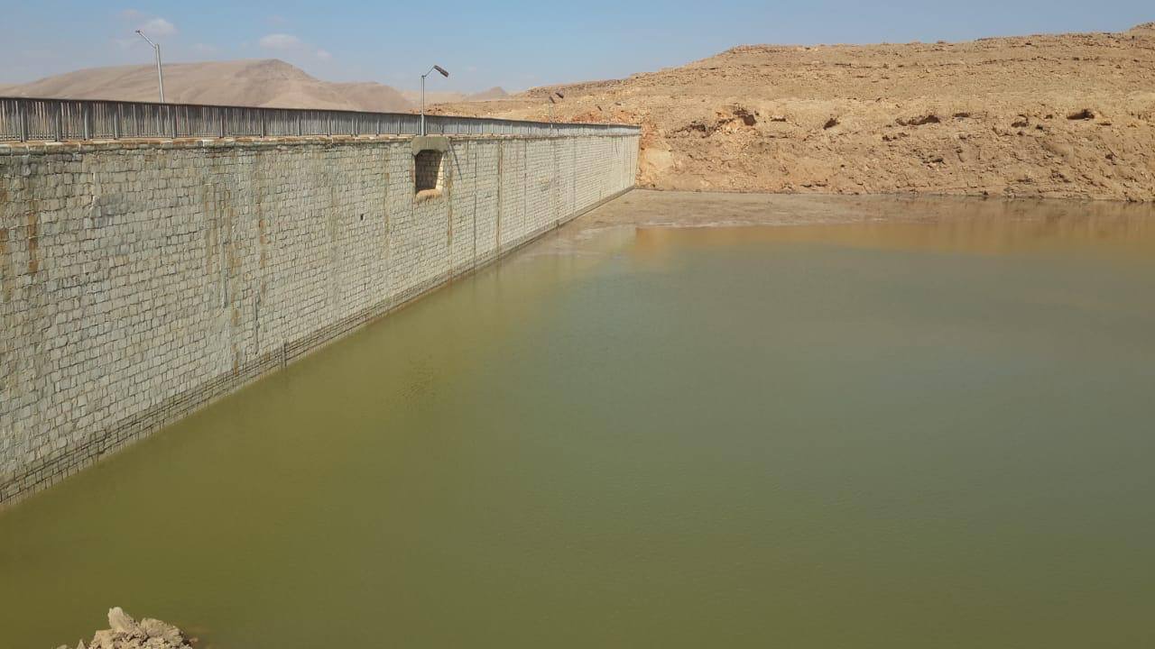 حصاد مليون متر مكعب من مياه السيول فى بحيرة سد الكرم بوسط سيناء (4)