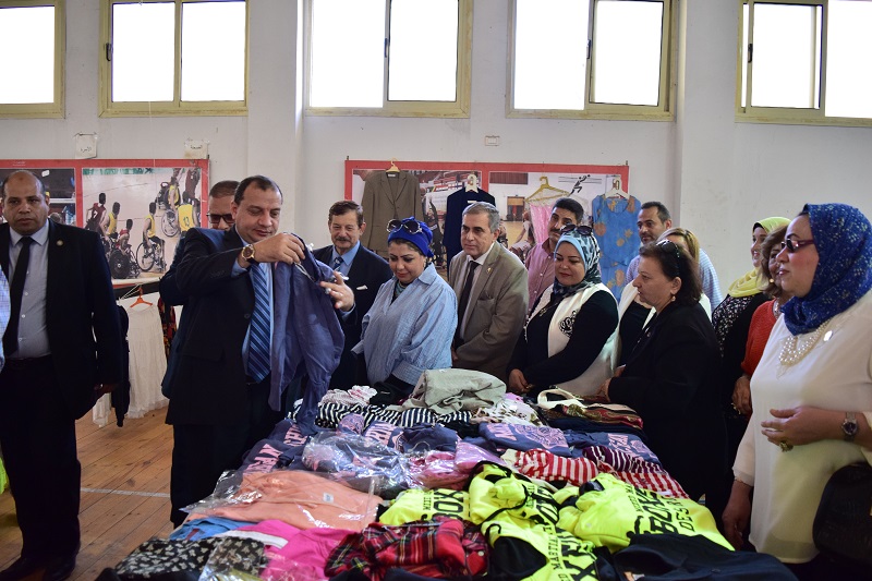 رئيس جامعة بنى سويف يفتتح معرضا خيريا للملابس (3)