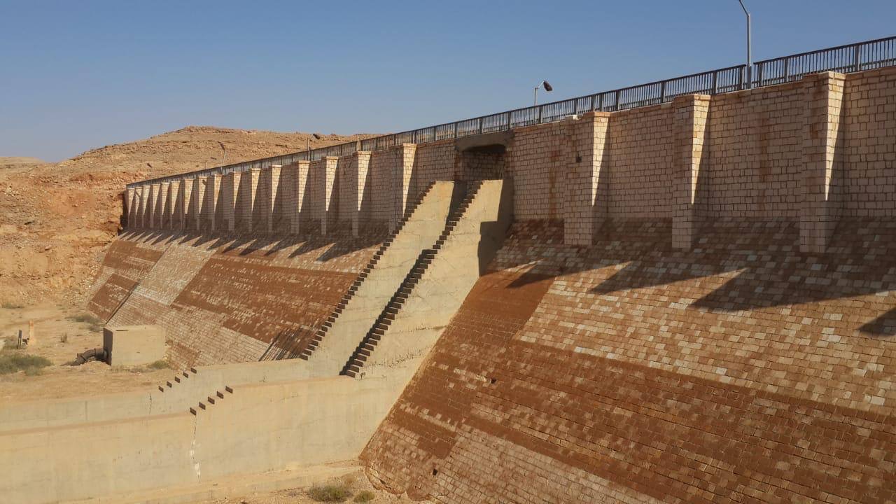حصاد مليون متر مكعب من مياه السيول فى بحيرة سد الكرم بوسط سيناء (9)