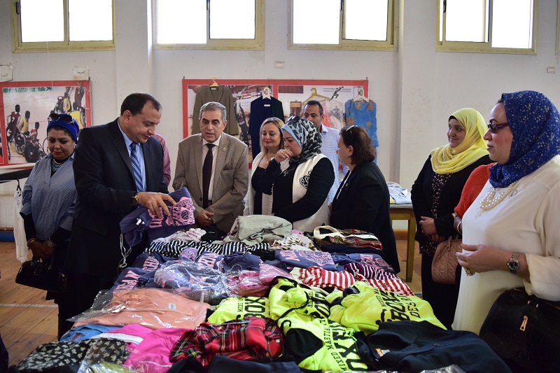 رئيس جامعة بنى سويف يفتتح معرضا خيريا للملابس (4)