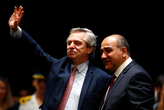 الرئيس الأرجنتينى المنتخب يلوح لأنصاره