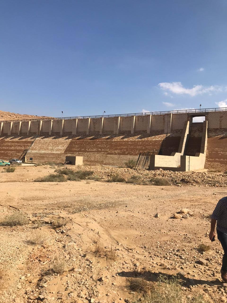 حصاد مليون متر مكعب من مياه السيول فى بحيرة سد الكرم بوسط سيناء (7)