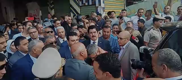 وزير النقل يقبل رأس شقيق ضحية حادث قطار الإسكندرية (1)