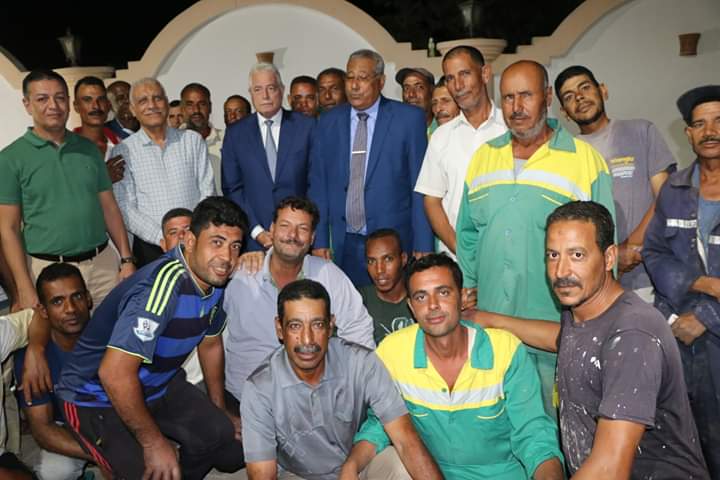 محافظ جنوب سيناء أثناء لقاء عمال النظافة (3)