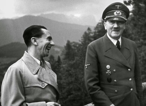 جوزيف جوبلز مع صديقه هتلر
