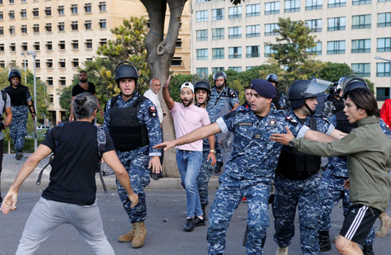 2019-10-29T114348Z_925975757_RC195C3EF1E0_RTRMADP_3_LEBANON-PROTESTS-SCUFFLE