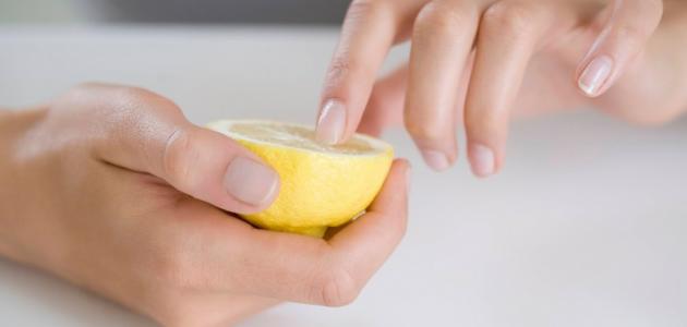 الليمون لإزالة طلاء الأظافر