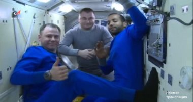 هزاع المنصورى يودع فريق محطة الفضاء الدولية