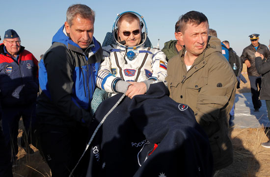 المسعفين-يحملون-رائد-الفضاء-الروسى-أليكسى-أوفشينين