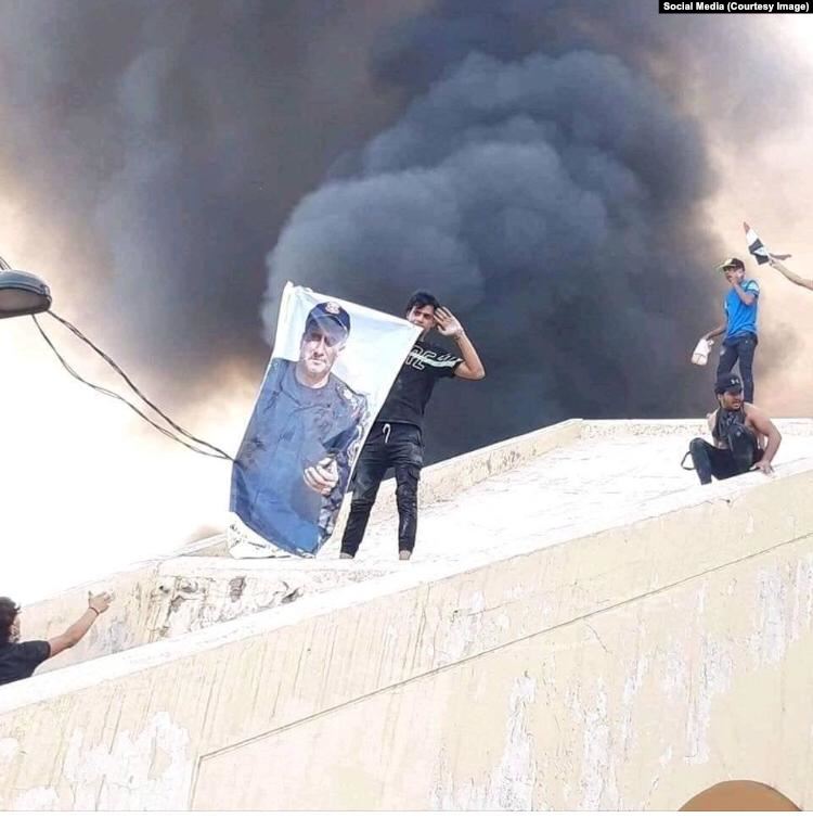 متظاهر عراقى يرفع صورة الفريق عبد الوهاب الساعدى