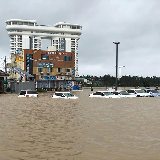 غمرت السيارات في مياه الفيضان بعد أن تسبب إعصار ميتاج في هطول أمطار غزيرة