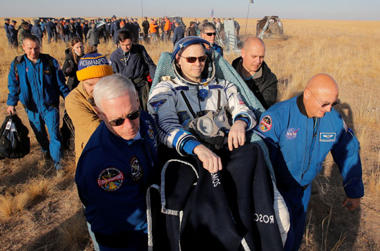 متخصصون-فى-ناسا-يحملون-رائد-الفضاء-الأمريكى-نيك-لاهاى