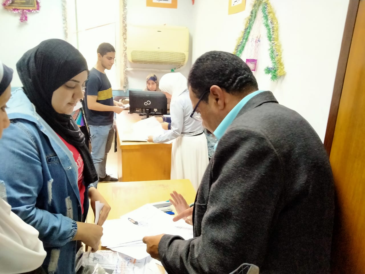 زحام بدار العلوم القاهرة لسحب استمارات الترشح لانتخابات اتحاد الطلاب (3)