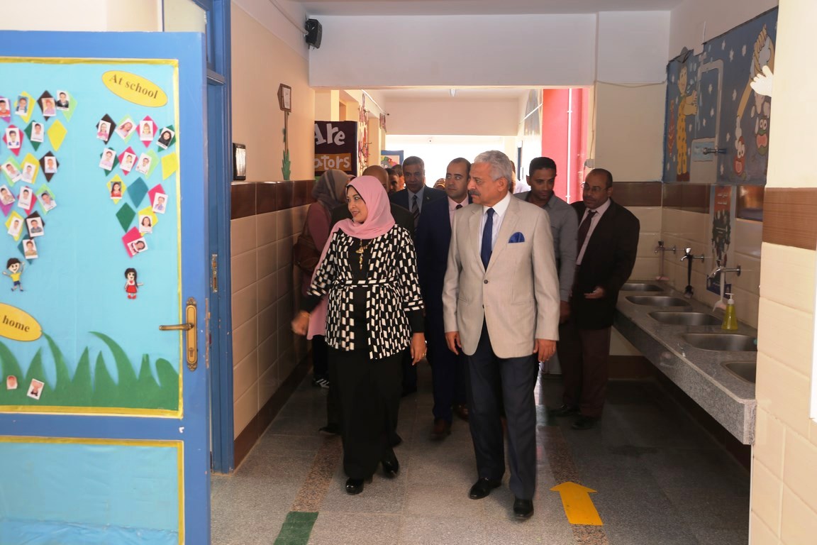 محافظ السويس يتابع العملية التعليمية ويشيد بنجاح التجربة بالمدرسة المصرية اليابانية (17)