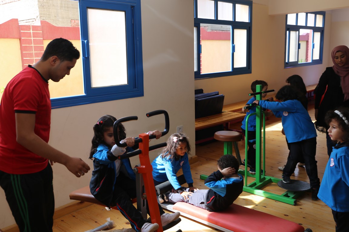 محافظ السويس يتابع العملية التعليمية ويشيد بنجاح التجربة بالمدرسة المصرية اليابانية (11)