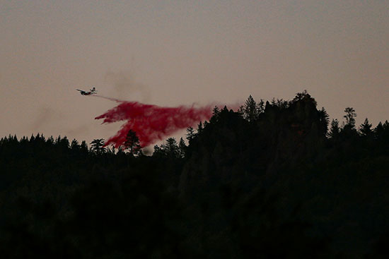 احدى الطائرات تشارك فى إخماد الحرائق بالقرب من كاليستوجا ، كاليفورنيا