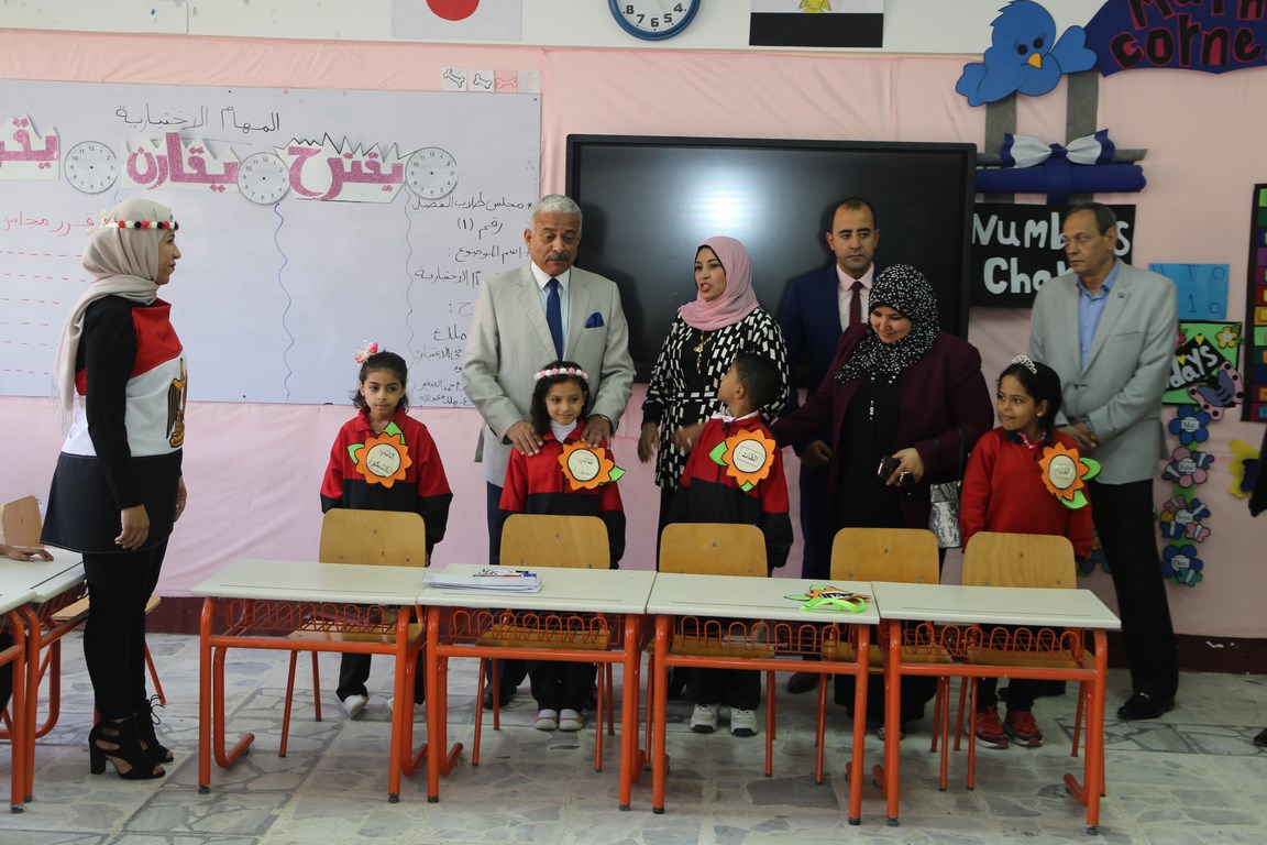 محافظ السويس يتابع العملية التعليمية ويشيد بنجاح التجربة بالمدرسة المصرية اليابانية (9)