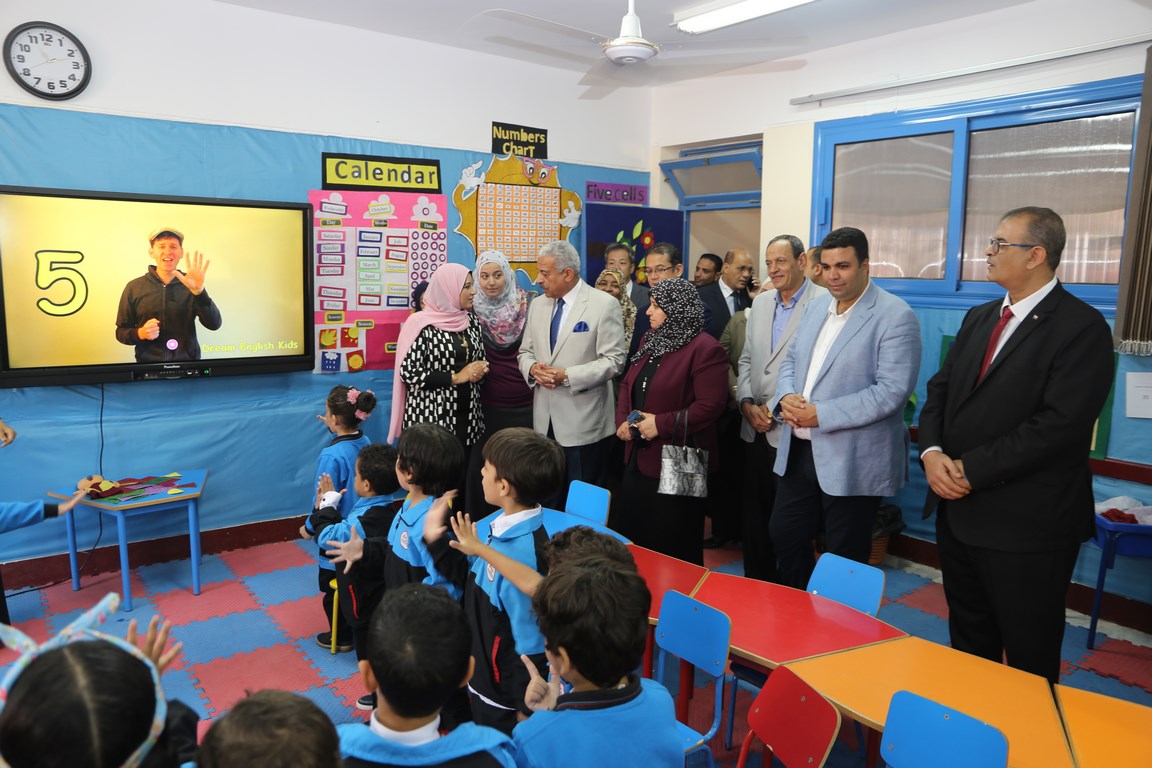 محافظ السويس يتابع العملية التعليمية ويشيد بنجاح التجربة بالمدرسة المصرية اليابانية (6)