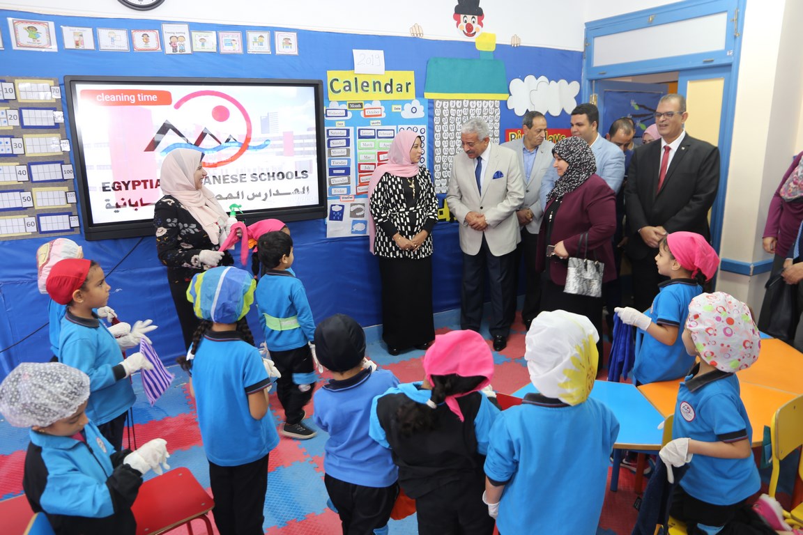 محافظ السويس يتابع العملية التعليمية ويشيد بنجاح التجربة بالمدرسة المصرية اليابانية (15)