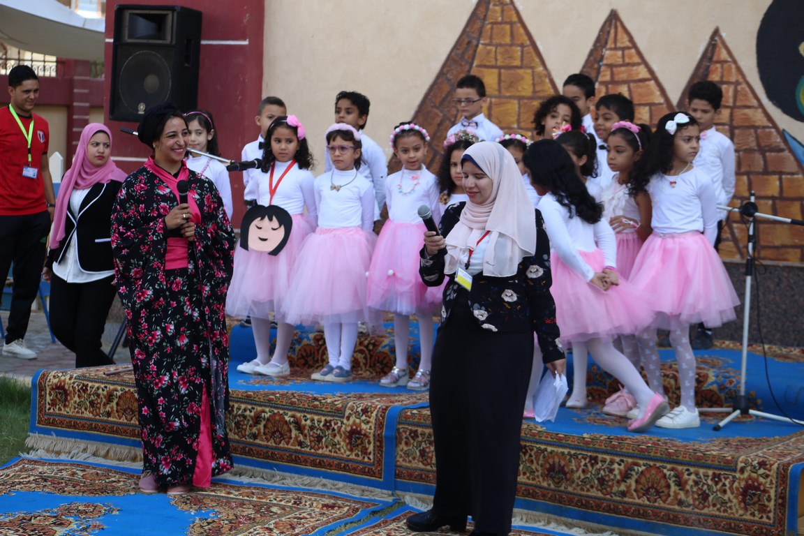 محافظ السويس يتابع العملية التعليمية ويشيد بنجاح التجربة بالمدرسة المصرية اليابانية (3)