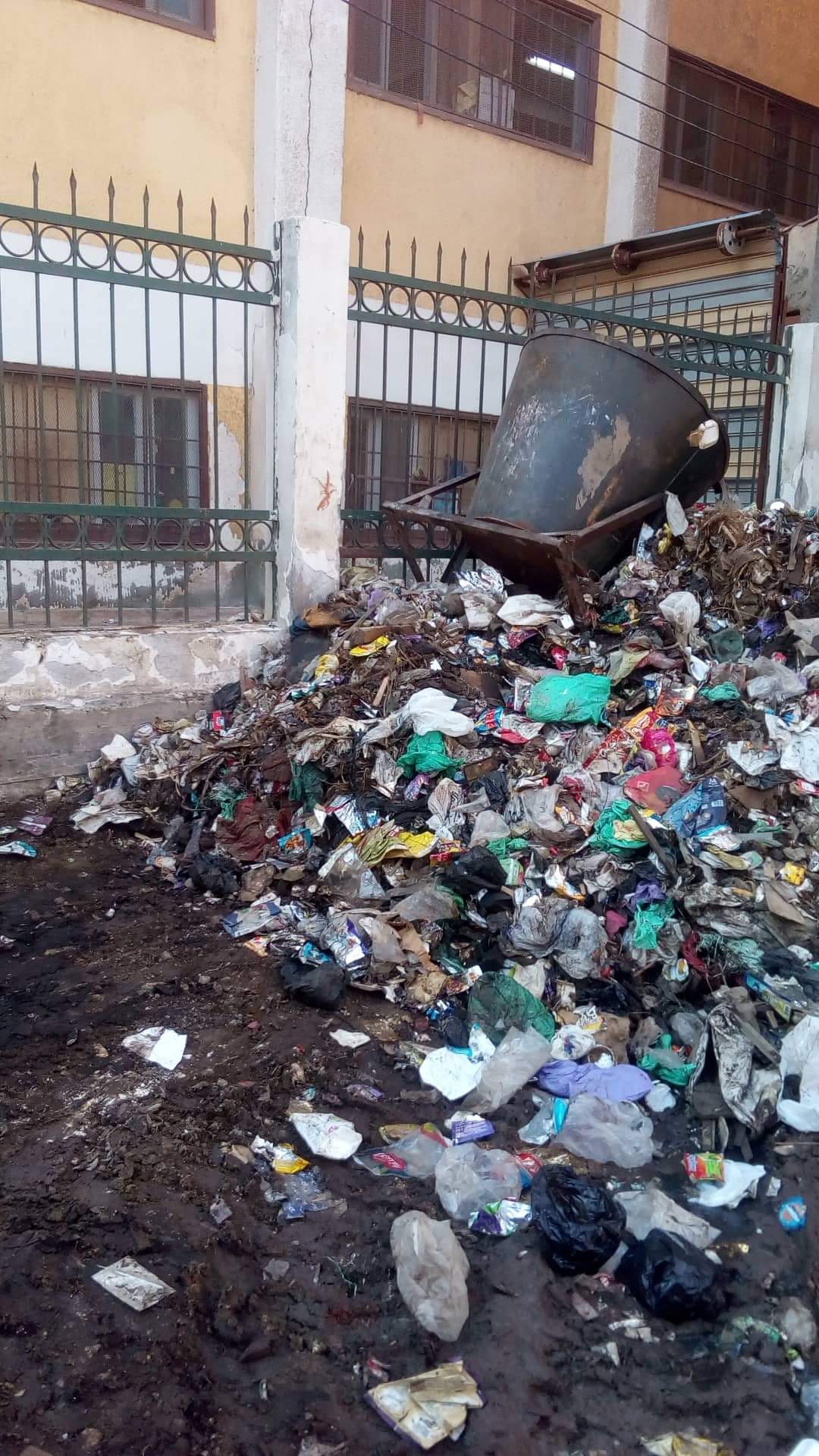 القمامة تحاصر مدرسة عمرو بن العاص (1)