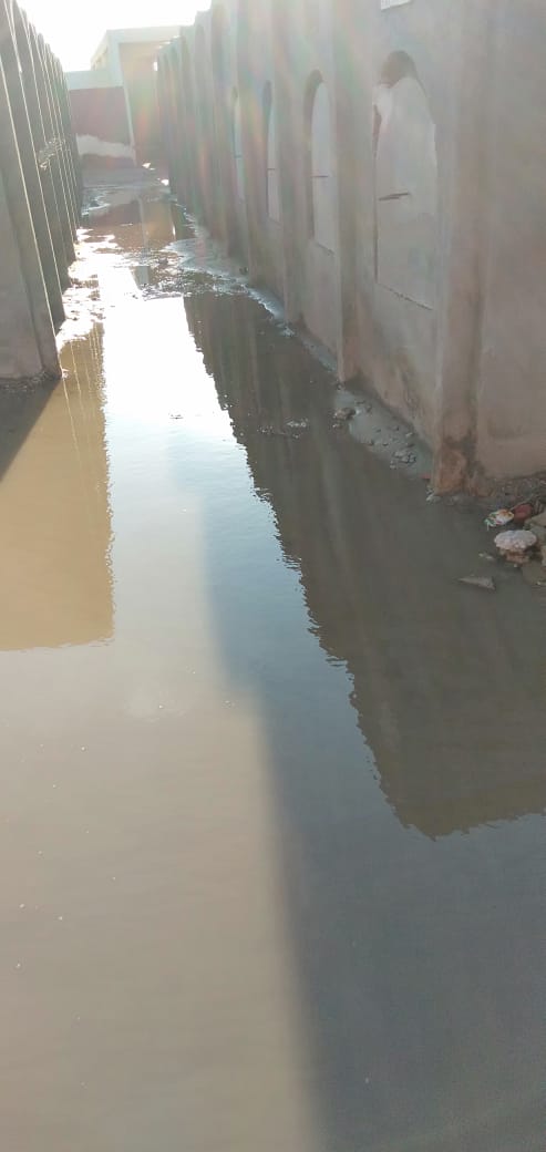 مياه الأمطار والصرف الصحى تغرق المقابر فى دمياط (1)