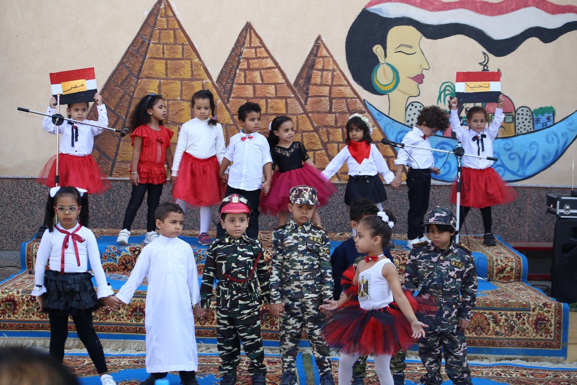 محافظ السويس يتابع العملية التعليمية ويشيد بنجاح التجربة بالمدرسة المصرية اليابانية (12)
