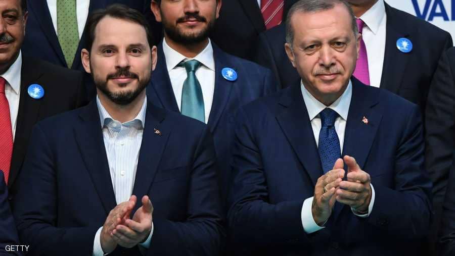 بيرات البيرق و اردوغان فى احد الندوات الرسمية