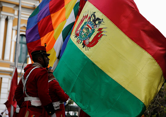 أعضاء الحرس الرئاسى البوليفى يرفعون الأعلام