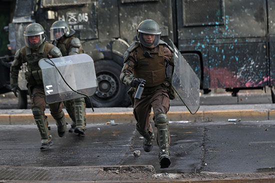 رجال شرطة مكافحة الشغب خلال الاحتجاجات المناهضة للحكومة في سانتياغو ، شيلي