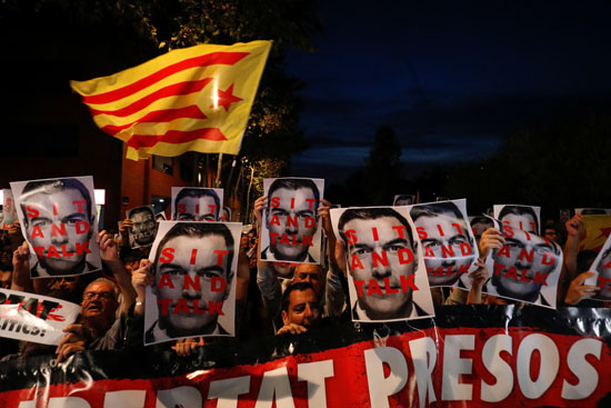 أعلام كاتالونيا وصور ساخرة لرئيس الوزراء الأسبانى تتصدر المشهد