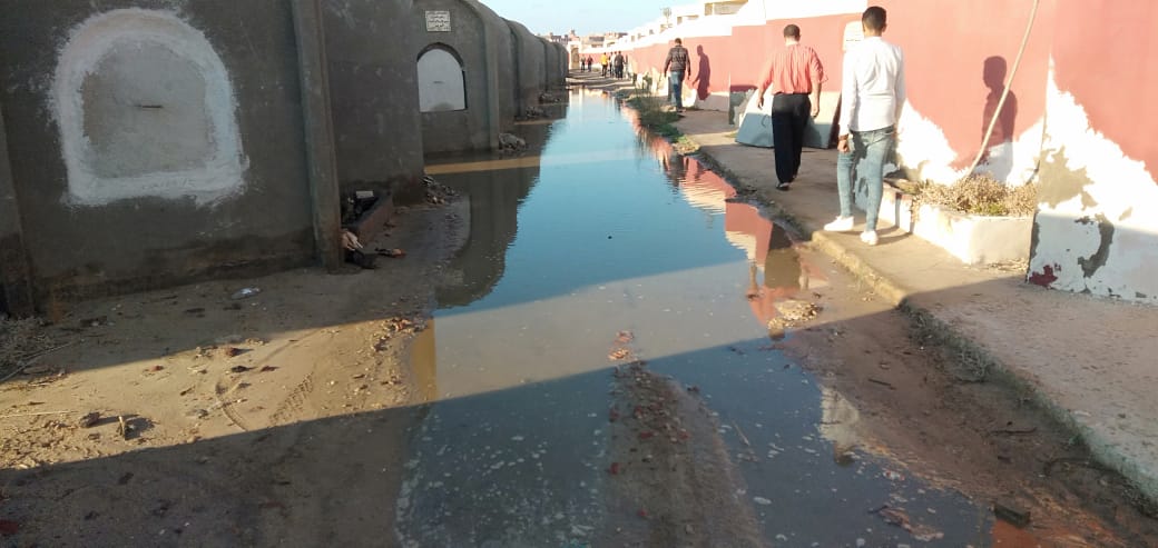 مياه الأمطار والصرف الصحى تغرق المقابر فى دمياط (2)