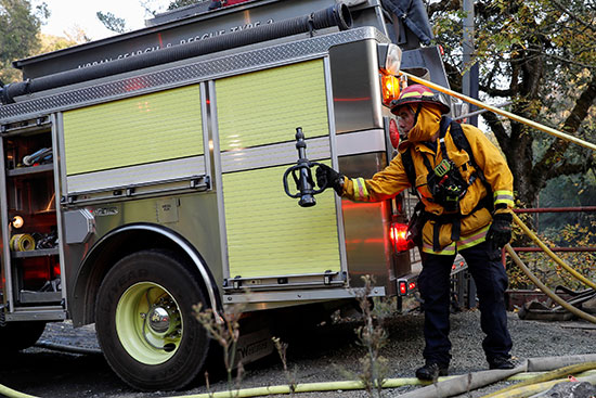 رجال الإطفاء ومحاولات إخماد الحرائق