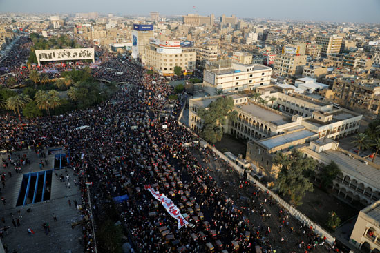 مئات المتظاهرين فى ساحة التحرير بوسط بغداد
