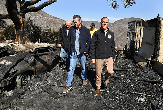 حاكم كاليفورنيا يتابع أحد المنازل المحترقة فى برينتوود