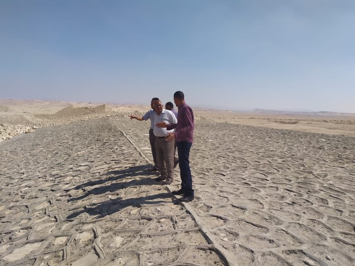 لجنة بمدينة الزينية تعاين مخرات السيول للتجهيز للموسم الشتوي شمالي الأقصر (1)