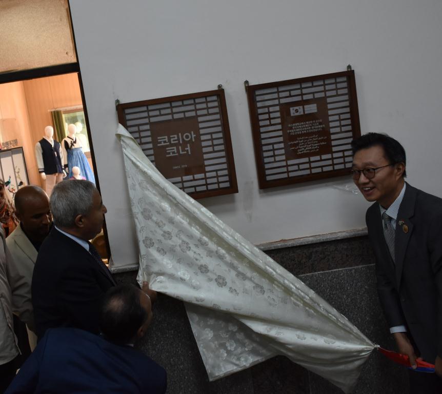 محافظ أسوان وسفير كوريا الجنوبية يفتتحان فعاليات اليوم الثقافى الكورى (2)