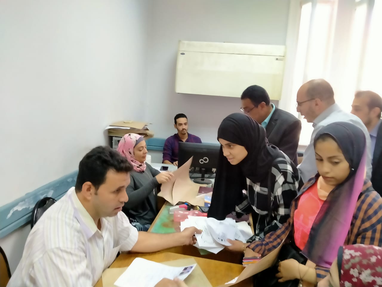 زحام بدار العلوم القاهرة لسحب استمارات الترشح لانتخابات اتحاد الطلاب (1)