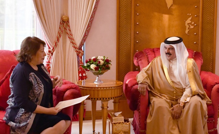 الملك حمد يستقبل سفيرة مصر لدى البحرين
