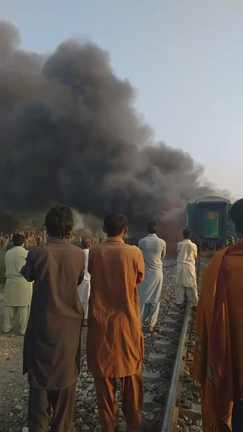 جانب-من-حريق-قطار-باكستان