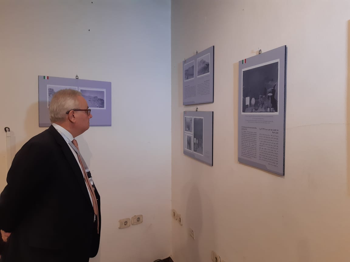  السفير الإيطالي يتفقد اللوحات التي ترصد إكتشافات البعثة الإيطالية (5)