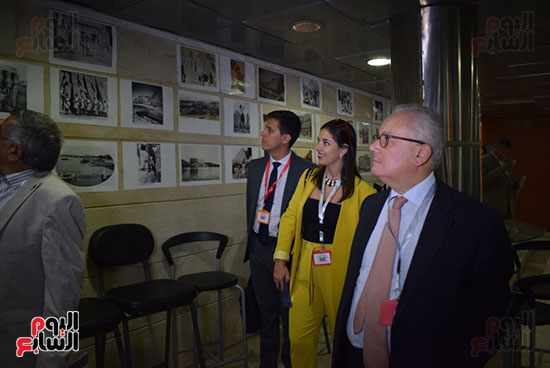 السفير-الإيطالي-بمصر-يختتم-زيارته-للأقصر-بجولة-علي-معرض-صور-تاريخية-بمكتبة-مصر-العامة-(5)
